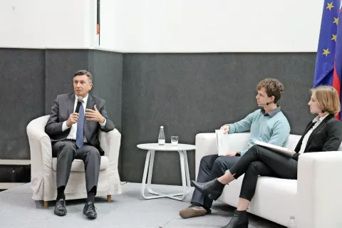 Predsednik RS Borut Pahor se je z dijaki pogovoril o njihovih ambicijah, ustvarjalnosti, poteh poklicnega razvoja in upanju za prihodnost. / Foto: Pika Pauletić, Gimnazija Kranj / Foto: 