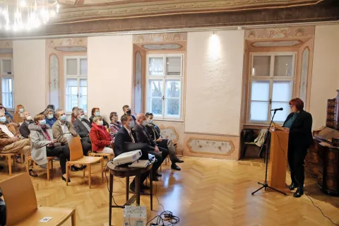 Zgodovino kamniškega muzeja je zbranim na gradu Zaprice predstavila direktorica mag. Zora Torkar. / Foto: Gorazd Kavčič / Foto: 