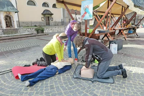 Lenart Demšar in Maša Debelak iz Zveze študentov medicine Slovenije ter Vilma Pegan, ki je z zanimanjem pristopila in obnovila temeljne postopke oživljanja / Foto: 