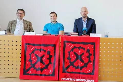 Režiser Borut Gartner, vodja projekta Škofjeloški pasijon 2021 Jakob Vrhovec in župan Tine Radinja so pojasnili vzroke za dokončno odpoved uprizoritve. / Foto: Tina Dokl / Foto: 