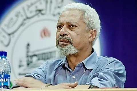 Na Zanzibaru rojeni tanzanijsko-britanski pisatelj Abdulrazak Gurnah (1948) je v svojih romanih v angleščini upodobil postkolonialno Afriko. / Foto: Wikipedija / Foto: 