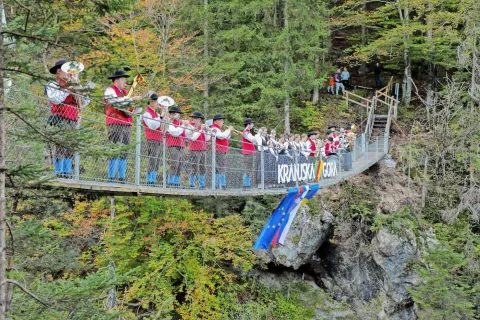 Odprtje visečega mostu je pospremil Pihalni orkester Jesenice - Kranjska Gora. / Foto: Tina Dokl / Foto: 