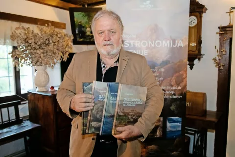 Janez Bogataj je letos izdal sklop štirih knjig pod skupnim imenom Gastronomija Slovenije, ki predstavljajo obsežno strokovno monografijo na področju prehranske dediščine naše dežele. / Foto: Primož Pičulin / Foto: 