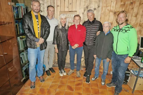 Ob premieri filma o Nejcu Zaplotniku: (z leve) Borut Marter, Luka Zaplotnik, Marija Zaplotnik Jamnik, Tone Perčič, Nejc Zaplotnik ml., Tomaž Jamnik - Mišo in Primož Černilec / Foto: Igor Kavčič / Foto: 