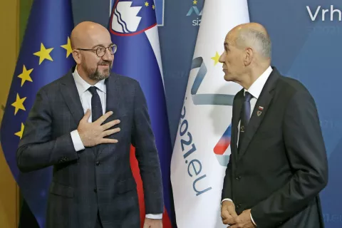 Premier Janez Janša v pogovoru s predsednikom Evropskega sveta Charlesom Michelom, ki je vodil neformalni vrh EU-Zahodni Balkan. / Foto: Gorazd Kavčič / Foto: 