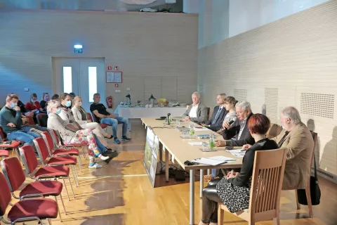 Na okrogli mizi v Gorenji vasi so razmišljali o prihodnosti kulinarike v Poljanski dolini. / Foto: 