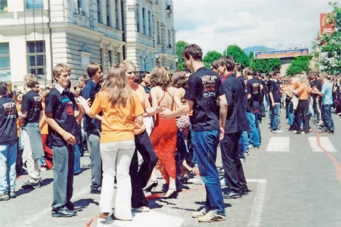 Maturanti na kranjskih ulicah plešejo četvorko. (2003) / Foto: Monika Rogelj, Fototeka Gorenjskega muzeja / Foto: 