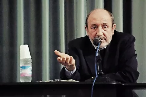 Umberto Galimberti (1942), italijanski filozof, psihoanalitik in pisatelj med predavanjem v letu 2008 / Foto: Wikipedija / Foto: 