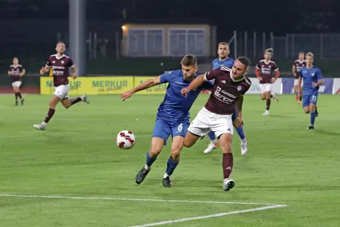 V Kranju je 'padlo' tudi Primorje. Triglavani (v bordo-belih dresih) so bili boljši z 2 : 0. / Foto: Gorazd Kavčič / Foto: 