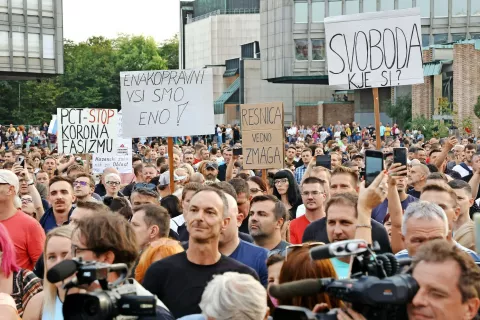 Pred državnim zborom je v sredo potekal že drugi protest nasprotnikov splošne uvedbe pogoja PCT (fotografija je s prvega sredinega protesta). / Foto: Gorazd Kavčič / Foto: 