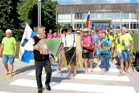 Bosonogi so se z veliko dobre volje podali na pot okrog Blejskega jezera. / Foto: 