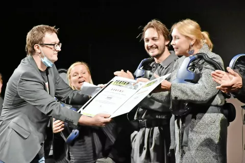 Darja Reichman, Blaž Setnikar in Vesna Slapar ob sprejemanju nagrade na festivalu v Nišu. / Foto: arhiv festivala / Foto: 