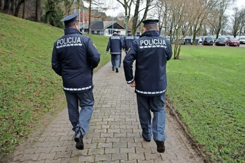 Od prvega oktobra bodo pogoj PC – torej prebolevniki ali cepljeni – morali izpolnjevati tudi policisti in vojaki. / Foto: Gorazd Kavčič / Foto: 