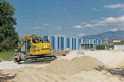 Občina Kamnik te dni gradi nov priključek Radomeljske ceste na obvoznico, kar je eden od pogojev za protipoplavno sanacijo struge in ureditev manjkajočega odseka rekreacijske poti ob Kamniški Bistrici. / Foto: 