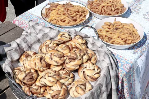 Cimetove pletenke in sladki perzijski priboljški / Foto: 