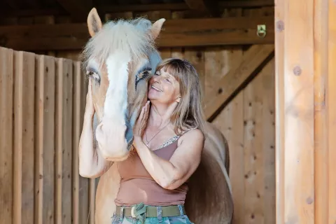 Maja Gregorič s kobilo Aliso, po kateri se center tudi imenuje / Foto: 