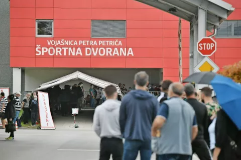 V kranjski vojašnici so imeli eno boljših cepilnih sred. Tudi včeraj je bilo zanimanje veliko, prosijo pa, da se v izogib zastojev držite terminov za naročene in nenaročene. / Foto: Primož Pičulin / Foto: 