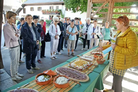 Srečanje gorenjskih kmetic se je začelo na Poličarjevi kmetiji na Polici pri Naklem, kjer so udeleženkam postregli tudi s svojimi dobrotami. / Foto: Gorazd Kavčič / Foto: 