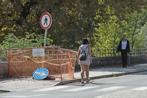 Na Mestni občini Kranj računajo, da bodo za obnovo Ljubljanskega mostu v Kranju, kjer sta pločnika ograjena že več kot leto dni, pridobili sofinanciranje države in Evropske unije. / Foto: Gorazd Kavčič / Foto: 