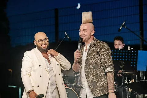 Na odru se je Tilnu Lotriču pridružil Dejan Krajnc, s katerim je – ko je bil Krajnc še član skupine Poskočni muzikanti – posnel duet Upam, da si srečna. / Foto: Primož Pičulin / Foto: 