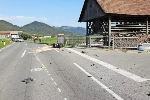 V trčenju z voznikom avtomobila je v nedeljo pri Selcih umrl 33-letni motorist iz okolice Domžal. / Foto: PU Kranj / Foto: 