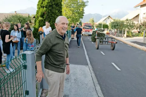 Jubilantu Francu Kernu, prvemu županu občine Šenčur, so sokrajani zaželeli vse najboljše. / Foto: Primož Pičulin / Foto: 