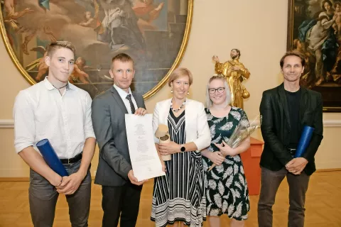 Steletovo priznanje so prejeli člani družine Virnik Karničar: (z leve) Kristjan, Andrej, Polona in Maša, v imenu arhitekta Marka Šenka pa njegov sin Peter / Foto: Primož Pičulin / Foto: 