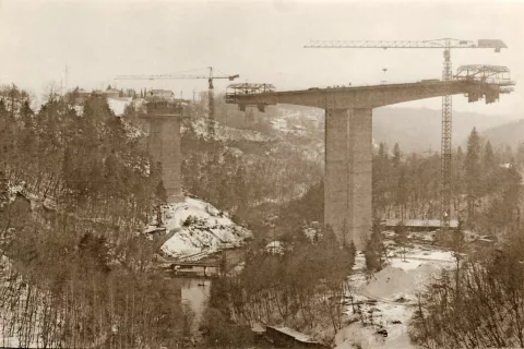 Gradnja viadukta v Mostah leta 1991 / Foto: Gorazd Šinik, Fototeka Gorenjskega muzeja / Foto: 