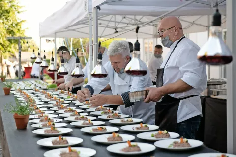 Jedi, ki so jih postregli stotim gostom, so predstavljale filozofije restavracij sodelujočih kranjskih kuharskih mojstrov. / Foto: Primož Pičulin / Foto: 