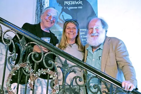 Festival Free Forms vabi v Preddvor: producentka festivala Janja Rehberger v družbi posebnega gosta lanskega festivala Andreja Rozmana Roze in programskega vodje Boštjana Perovška. / Foto: arhiv festivala (Sunčan Stone) / Foto: 