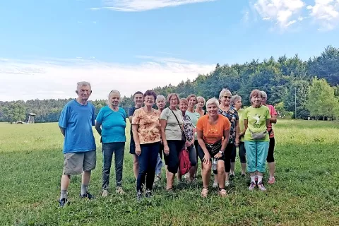 Delavnica poteka tudi v Medvodah. Skupina se imenuje Javor, vodi pa jo nekdanja atletinja, olimpijka Eufemija Štorga (v ospredju). / Foto: 