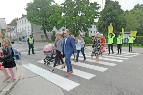 Pred Osnovno šolo Venclja Perka v Domžalah so direktor Agencije za varnost prometa Jože Hribar, minister za infrastrukturo Jernej Vrtovec, ravnateljica šole mag. Petra Korošec in koordinatorica področja prometne vzgoje na Zavodu RS za šolstvo mag. Marta Novak na prvi šolski dan simbolično pospremili otroke pri varnem prehodu čez cesto. / Foto: 