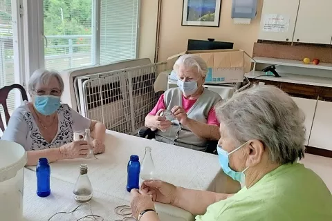 Dejavnosti v Domu upokojencev dr. Franceta Bergelja na Jesenicah potekajo normalno, večina stanovalcev je cepljenih, skrbijo pa tudi za ukrepe, kot je nošenje mask. /Foto: arhiv doma / Foto: 