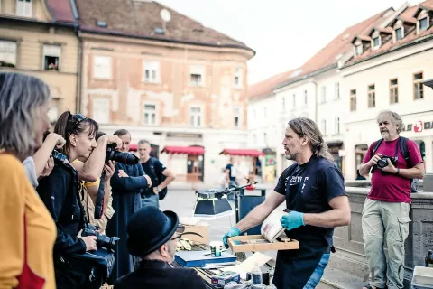 Ko se na ulici združita delavnica starih fotografskih tehnik Boruta Peterlina in domišljijsko srečanje Prešerna, Puharja in Pajerja. / Foto: Klavdija Žitnik / Foto: 