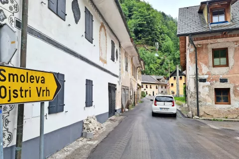 Med enajstimi lokacijami v občini Železniki, na katerih redarji nadzirajo hitrost vožnje, je tudi odsek proti Smolevi, kjer pa kršitev doslej niso zaznali. / Foto: 