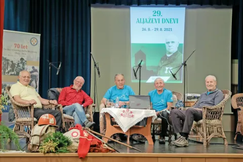 Junaki dovškega odra so bili znameniti domači alpinisti, člani legendarne naveze Mojstranške veverice. Na sliki od leve: v pogovoru z Dušanom Polajnarjem sledijo Janez Brojan, Klavdij Mlekuž, Janez Dovžan in Janko Ažman. Najprej pa so počastili spomin na pokojna člana naveze Zvoneta Koflerja in Miha Smoleja. / Foto: Tina Dokl / Foto: 