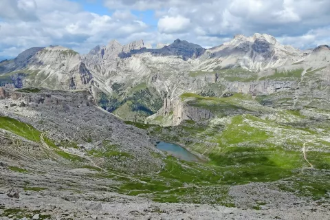 Col dela Pieres, Odlo špice s Sas Rigaisom, Piz Duleda in Piz Puez. Spodaj je jezero Crespeina. / Foto: Jelena Justin / Foto: 