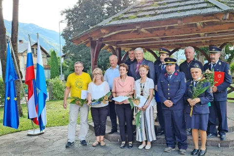 Župan Jože Sodja s prejemniki priznanj vlade, uprave za zaščito in reševanje ter častnih znakov Občine Bohinj / Foto: 