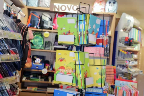 šolske potrebščine Mladinska knjiga mesto Kranj / Foto: Tina Dokl