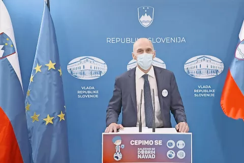 Državni sekretar na ministrstvu za zdravje Robert Cugelj na današnji novinarski konferenci / Foto: posnetek zaslona / Foto: 