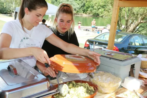 Postrvi iz Belice so ljudje s krompirjevo solato z veseljem degustirali. / Foto: Alenka Brun