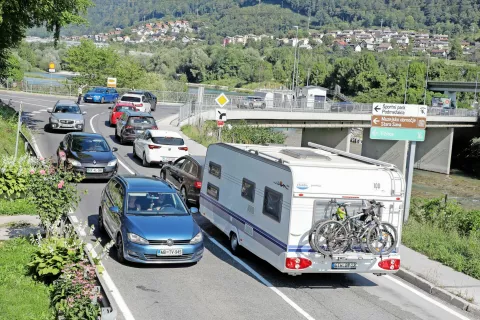 V soboto so zaradi gneče na avtocesti pred predorom Karavanke obvoz skozi Jesenice iskali tudi mnogi tujci. Promet pri mostu čez Savo na Javorniku so usmerjali policisti in redarji. / Foto: Tina Dokl / Foto: 