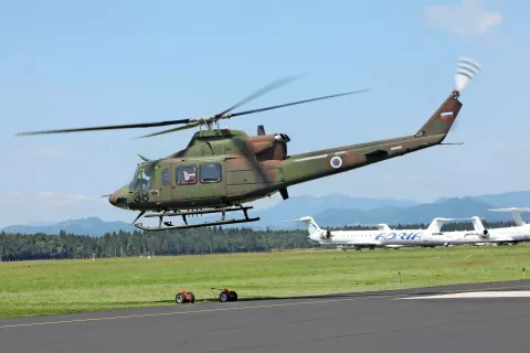 Dežurna ekipa za reševanje v gorah z Brnika je imela skupaj s posadko helikopterja Slovenske vojske zadnji konec tedna spet obilo dela. / Foto: arhiv GG / Foto: 