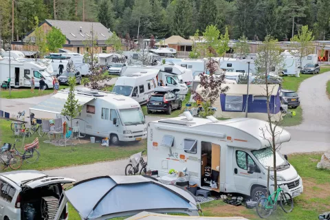 Vsi zgornjegorenjski kampi, tudi priljubljeni lani odprti River Camping Bled ob Savi Dolinki pod Lescami, so bili v prvi polovici meseca polni do zadnjega kotička, in kot kaže, bo podobno vse do konca poletja. / Foto: 