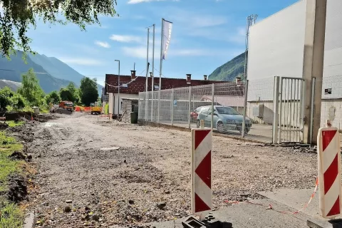 Cesta Franceta Prešerna je na odseku od Dinosa do Gradisa zaradi obnove zaprta. To je sicer vzporedna prometna povezava skozi Jesenice, ves promet je tako zdaj skoncentriran na glavno cesto skozi Jesenice. / Foto: 