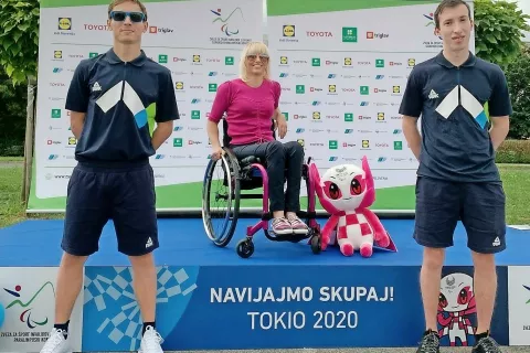 Trener namiznoteniške paraolimpijske reprezentance Ožbej Poročnik, nekdanja paraolimpijska prvakinja Mateja Pintar Pustovrh in tekmovalec v namiznem tenisu Luka Trtnik iz Domžal. / Foto: arhiv Ožbeja Poročnika / Foto: 