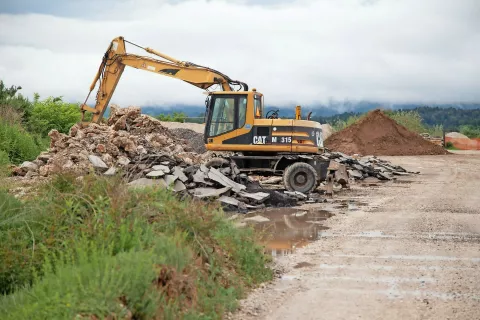 S suhadolskega odlagališča je treba odstraniti dobrih 105 ton odloženih odpadkov. / Foto: Aleš Senožetnik / Foto: 