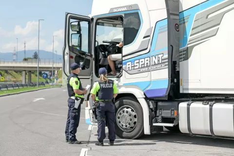 Na avtocestah je v zadnjih dveh mesecih prisotna avtocestna policija. / Foto: Tina Dokl / Foto: 