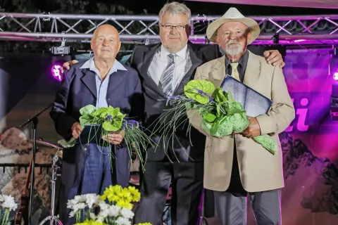 Od leve: prejemnik občinskega priznanja Janez Jaša Jelinčič, župan Janez Hrovat in častni občan France Voga / Foto: Tina Dokl / Foto: 