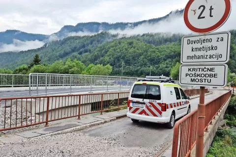 Stari, dotrajani most na lokalni cesti na Hrušici in ob njem novi, ki ga bodo odprli konec meseca. / Foto: 